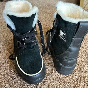 Sorel snow boot women’s worn once still looks new